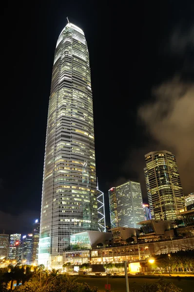 Ночная сцена бизнес-здания — стоковое фото