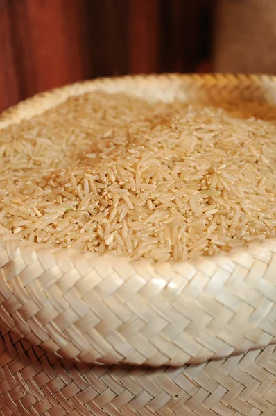Коричневый рис в мешке — стоковое фото