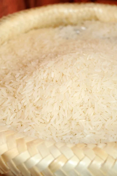 Белый рис в мешке — стоковое фото