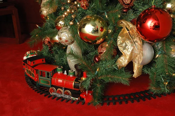 Julgran och tåg — Stockfoto