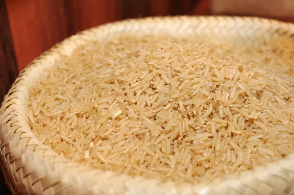 Коричневый рис в мешке — стоковое фото