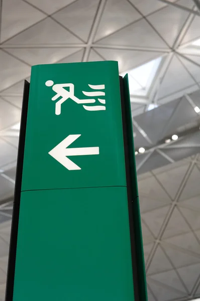 Aeroporto sinal de saída verde — Fotografia de Stock