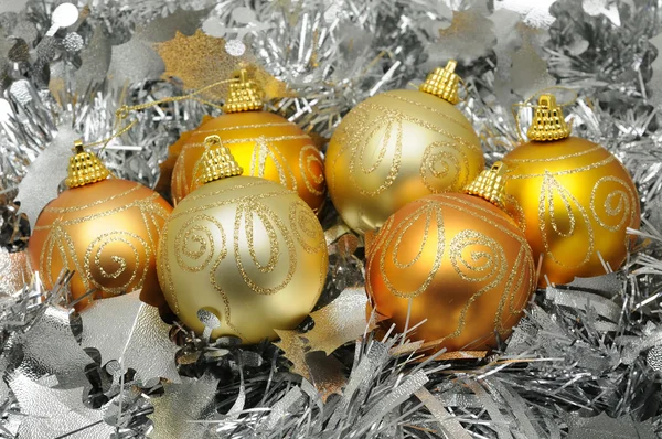 Золотий новорічні кулі — стокове фото