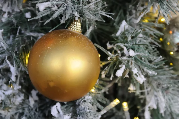 Altın christmas top — Stok fotoğraf