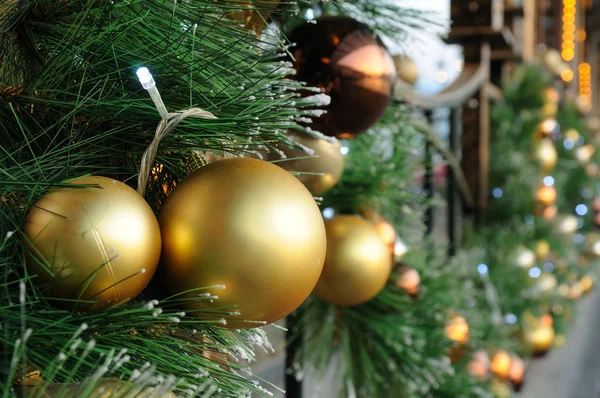 Χριστουγεννιάτικες μπάλες στο δέντρο — Φωτογραφία Αρχείου