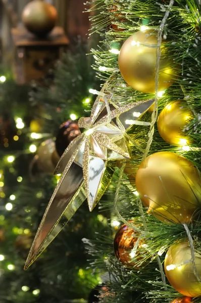 クリスマスの星と装飾品 — ストック写真