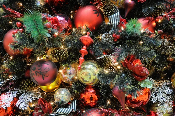 Adornos de Navidad en el árbol — Foto de Stock