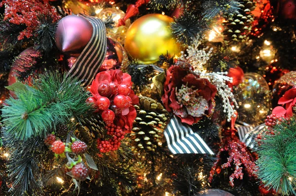 Ozdoby świąteczne na drzewie — Zdjęcie stockowe
