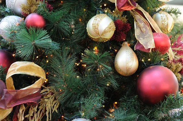 Ornamenti di Natale su albero — Foto Stock