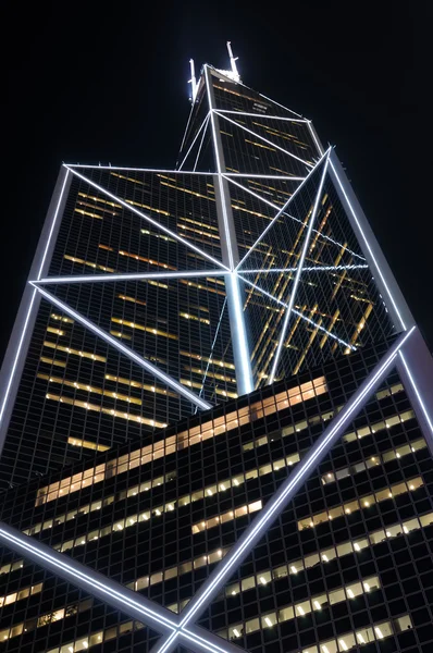 Σύγχρονο ουρανοξύστη τη νύχτα — Φωτογραφία Αρχείου