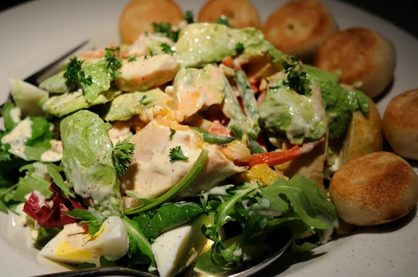 Salada de frango e abacate — Fotografia de Stock