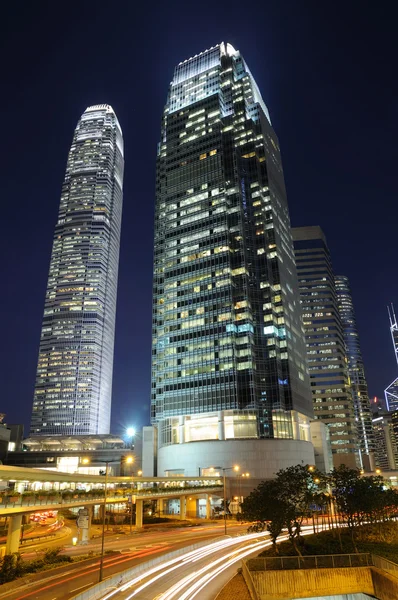Éjszakai forgalom és felhőkarcolók — Stock Fotó