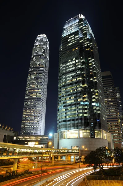Tráfico nocturno y rascacielos — Foto de Stock