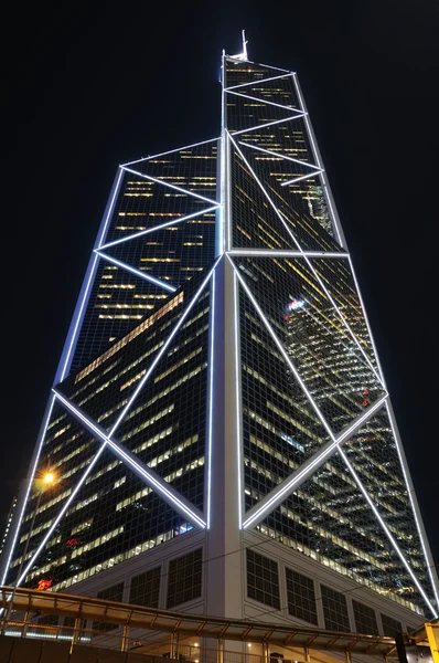 Σύγχρονο ουρανοξύστη τη νύχτα — Φωτογραφία Αρχείου