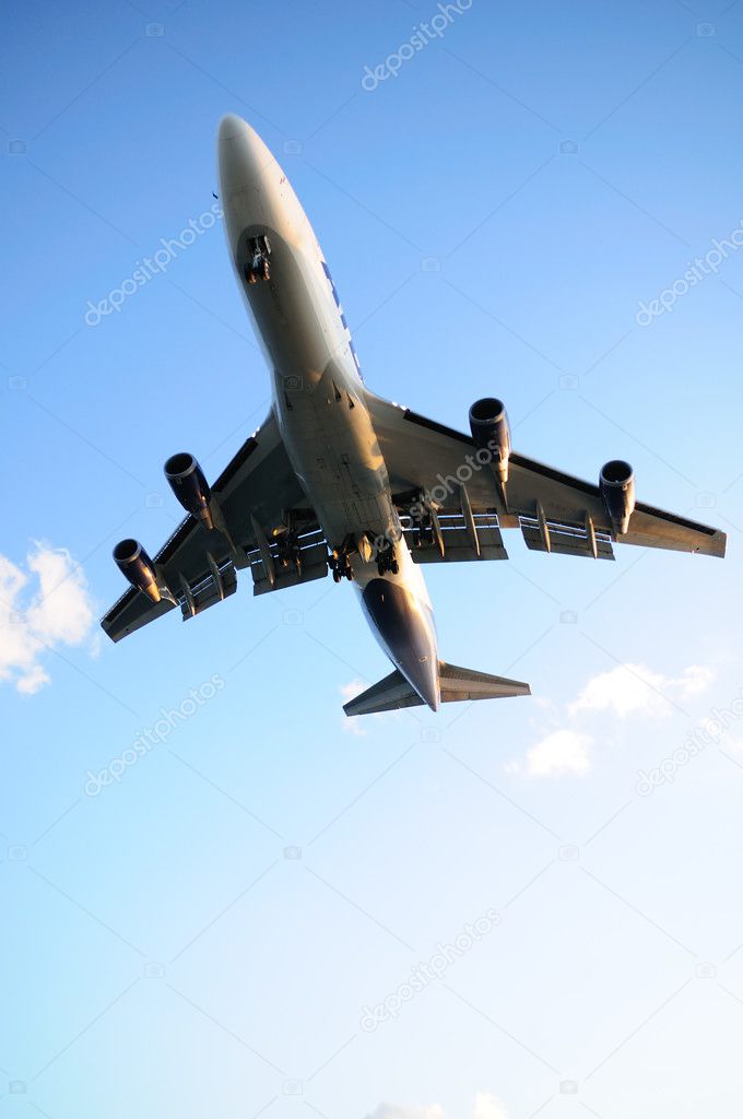 Airplane overhead