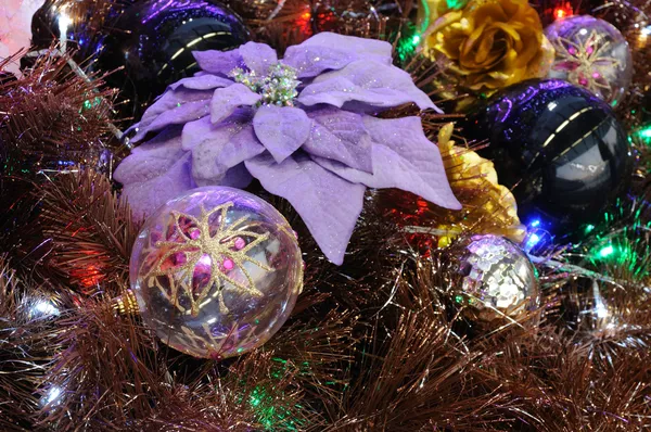 Adornos de Navidad en el árbol — Foto de Stock