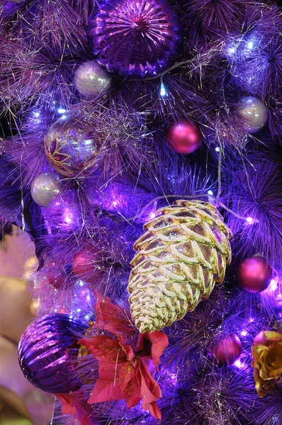 Kerst ornamenten op boom — Stockfoto