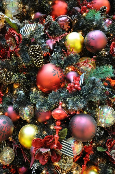 Kerst ornamenten op boom — Stockfoto