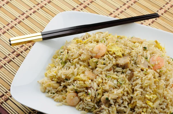 Тарелка жареного риса — стоковое фото