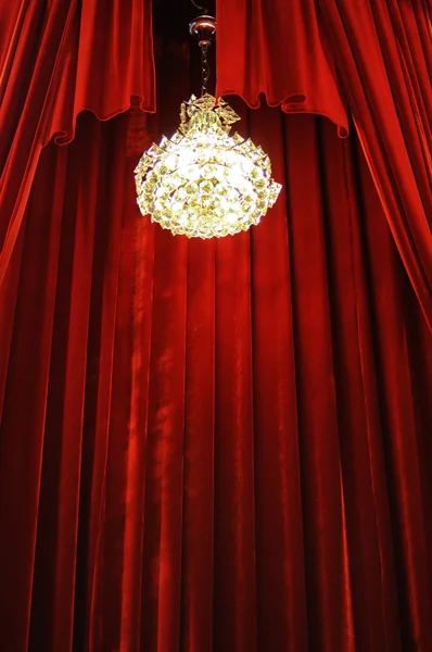 Lustre com cortinas vermelhas — Fotografia de Stock