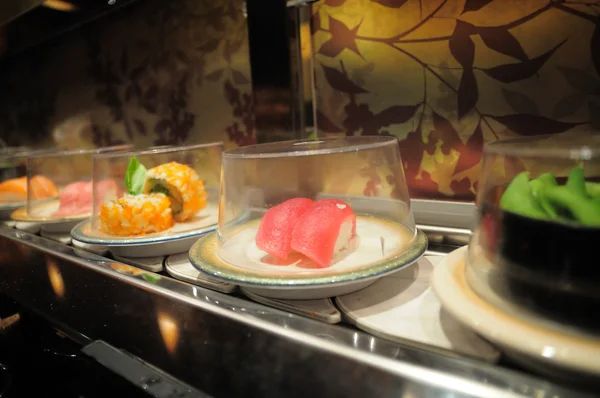 Courroie transporteuse sushi — Photo