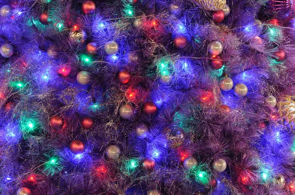 Julprydnader på träd — Stockfoto