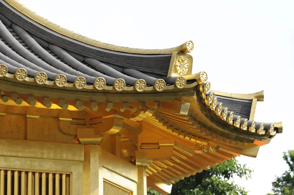Золотой павильон в китайском саду — стоковое фото
