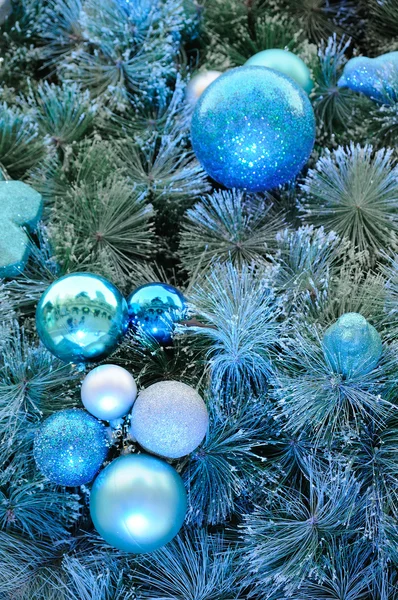 Kerst ornamenten op boom — Stockfoto