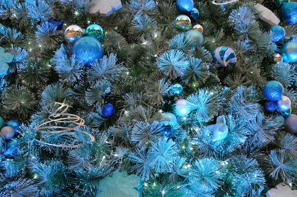 Adornos de Navidad en el árbol — Foto de Stock