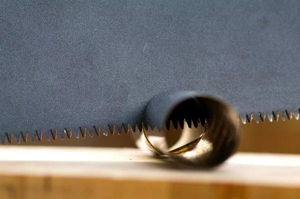 Houten zag gebruikt voor het snijden van een metalen pijp — Stockfoto