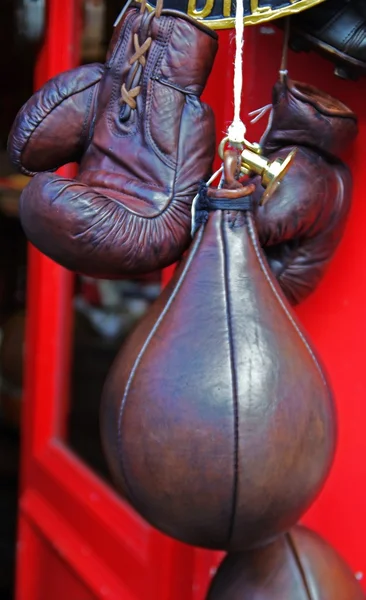 Шкіряний боксерський м'яч і пара боксерських рукавичок Ліцензійні Стокові Зображення