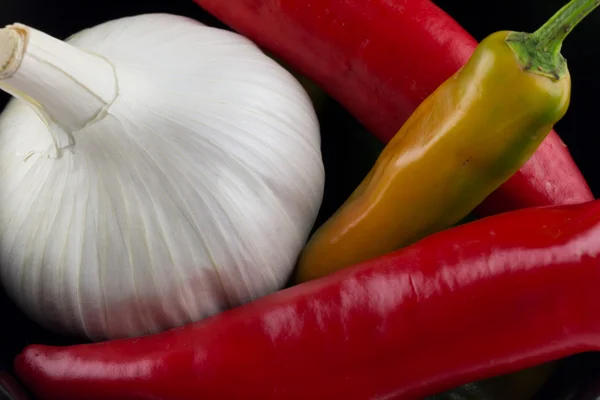 Garlic bulb and whole Chillies — Stock Photo, Image