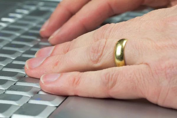 Mãos em um teclado — Fotografia de Stock