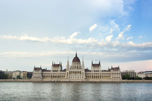 布达佩斯议会与蓝蓝的天空 — 图库照片