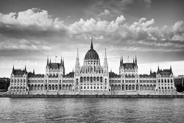 Budapester Parlament in monochrom — Stockfoto