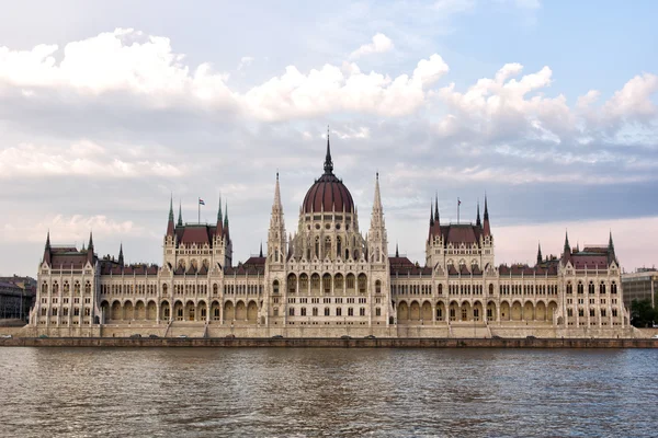 Budapester Parlament als Kontrastschuss — Stockfoto
