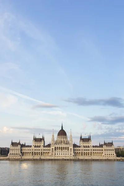 Le parlement de Budapest et le ciel — Photo