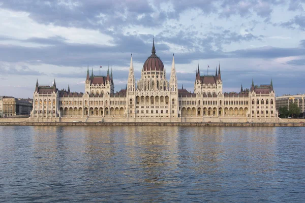 ブダペスト国会議事堂のコントラストのショット — ストック写真