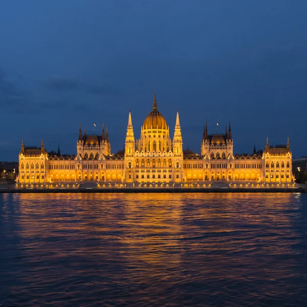 光の反射を持つブダペストの議会 — Stock fotografie