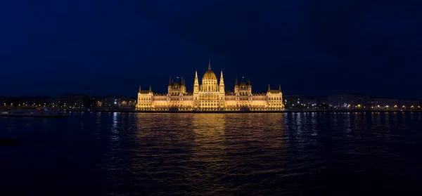 Colpo notturno del parlamento di budapest — Foto Stock