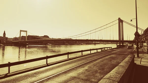 Elizabeth Bridge, Budapeste na cor dourada — Fotografia de Stock