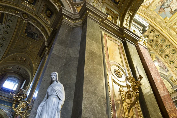 Interieur der St.-Stephans-Basilika mit Statue — Stockfoto