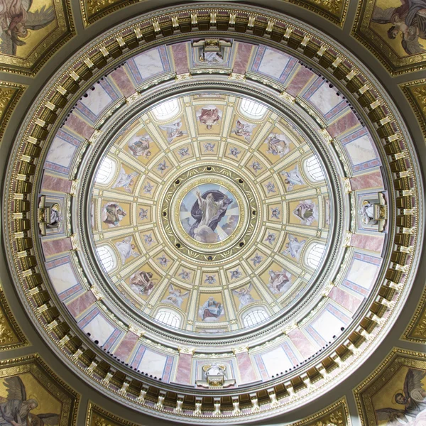 中央穹顶圣史蒂芬大教堂 — 图库照片