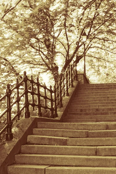 Treppe im Park, Budapest in goldener Farbe — Stockfoto