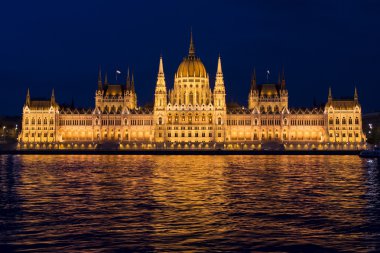 Budapeşte Parlamentosu akşam tatlı