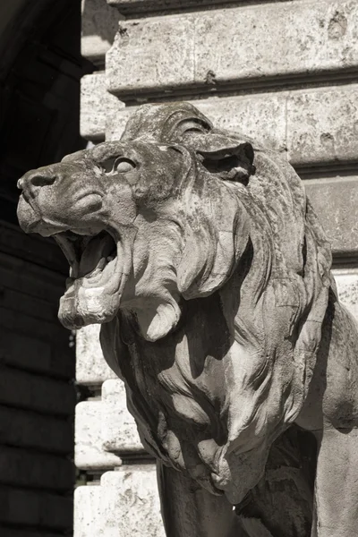 狮子雕像布达佩斯 — 图库照片