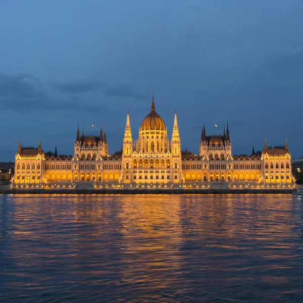 布达佩斯议会在夜的灯 — 图库照片