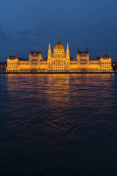 布达佩斯议会 (竖拍) — 图库照片