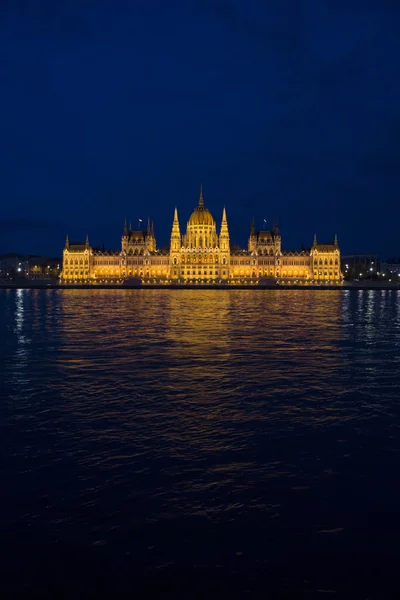 Budapester Parlament mit Nachtbeleuchtung — Stockfoto
