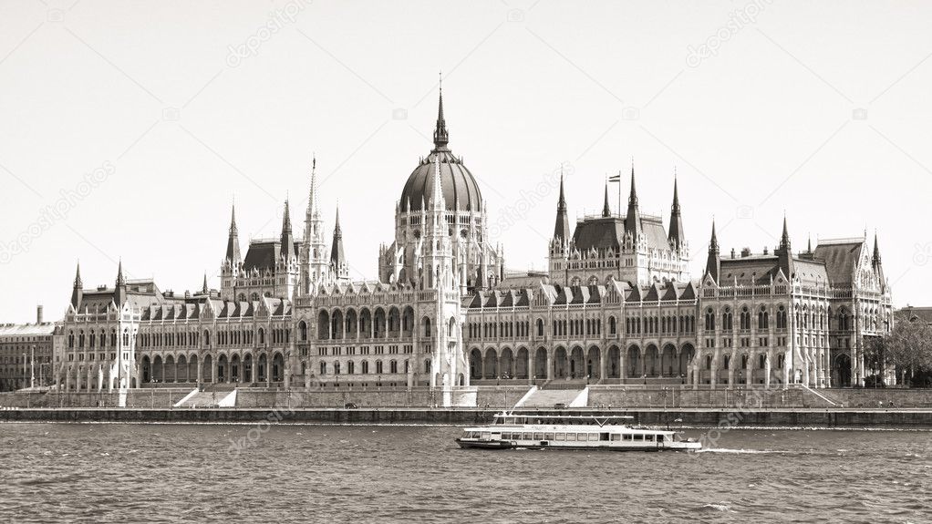 Budapest parliament (monochrome)
